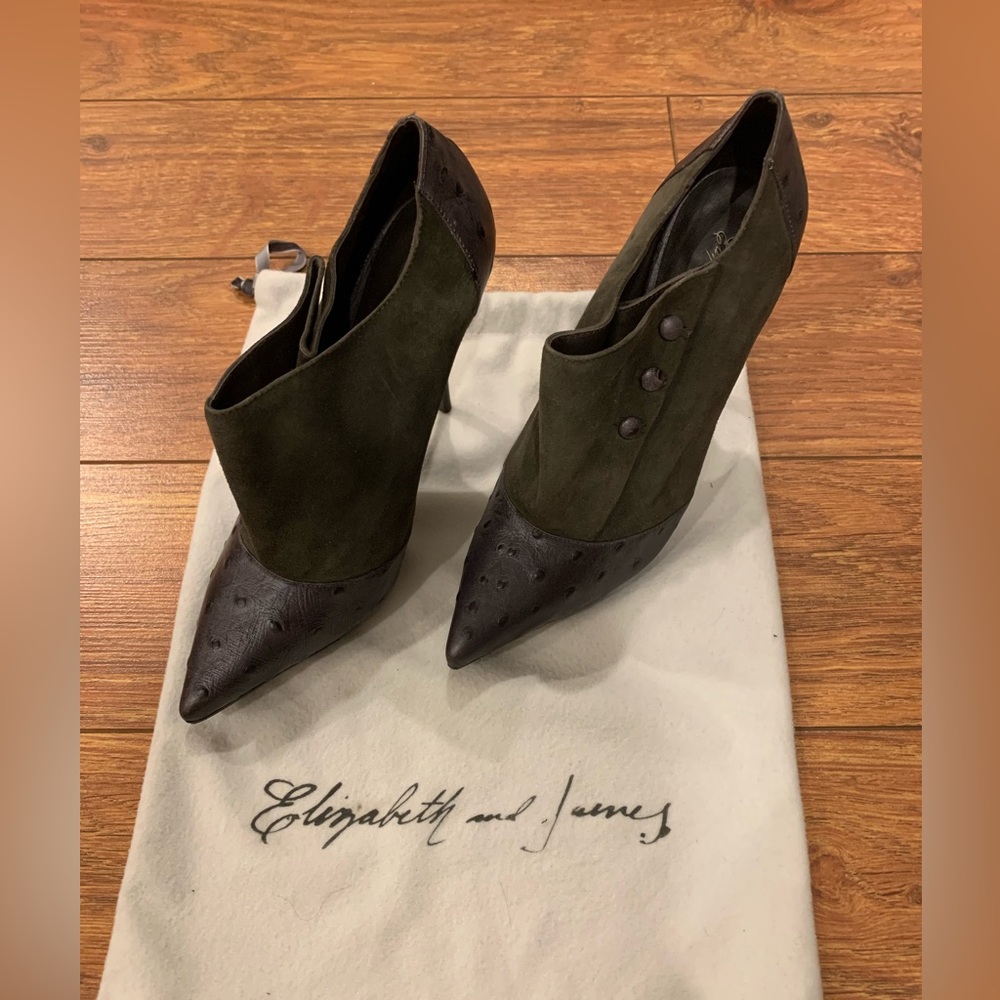 Leather boots with button details